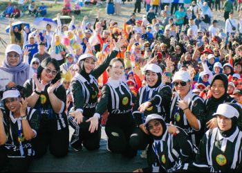 Arumi Bachsin dalam penutupan gelaran lomba voli perempuan Perwosi Smash Tourney 2026 di lapangan bola voli Kecamatan Wonodadi Kabupaten Blitar.