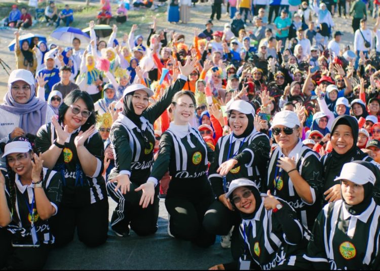 Arumi Bachsin dalam penutupan gelaran lomba voli perempuan Perwosi Smash Tourney 2026 di lapangan bola voli Kecamatan Wonodadi Kabupaten Blitar.
