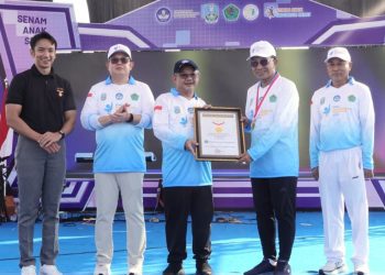 Penyerahan piagam Rekor MURI melalui kegiatan “Senam Anak Indonesia Hebat” yang diikuti 24.114 siswa se-Kabupaten Pamekasan.