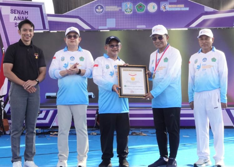 Penyerahan piagam Rekor MURI melalui kegiatan “Senam Anak Indonesia Hebat” yang diikuti 24.114 siswa se-Kabupaten Pamekasan.