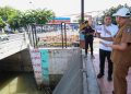 Wali Kota Surabaya Eri Cahyadi memberi pengarahan di salah satu rumah pompa. Pemkot Surabaya menambah tiga rumah pompa baru yang berada di kawasan Margorejo Indah, Dukuh Menanggal, dan Ahmad Yani.