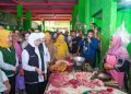 Gubernur Jawa Timur Khofifah Indar Parawansa menyapa dan berdialog dengan pedagang di Pasar Banjarejo Kabupaten Bojonegoro.
