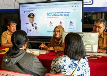 Banyak wali murid berkonsultasi di posko SPMB terkait penerimaan siswa baru. Berdasarkan kuota yang ada di Dinas Pendidikan, semua anak usia sekolah di Surabaya tidak ada yang tidak sekolah untuk tahun 2026