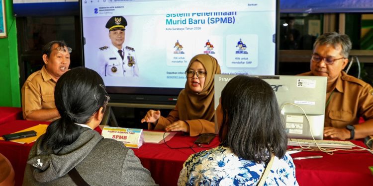 Banyak wali murid berkonsultasi di posko SPMB terkait penerimaan siswa baru. Berdasarkan kuota yang ada di Dinas Pendidikan, semua anak usia sekolah di Surabaya tidak ada yang tidak sekolah untuk tahun 2026