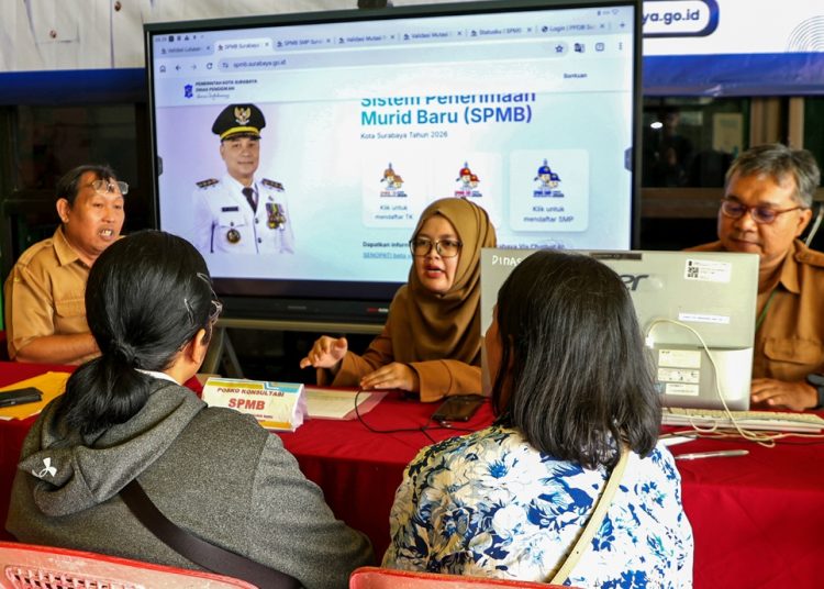 Banyak wali murid berkonsultasi di posko SPMB terkait penerimaan siswa baru. Berdasarkan kuota yang ada di Dinas Pendidikan, semua anak usia sekolah di Surabaya tidak ada yang tidak sekolah untuk tahun 2026
