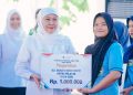 Gubernur Jawa Timur Khofifah Indar Parawansa menyalurkan Bantuan Langsung Tunai Dana Bagi Hasil Cukai Hasil Tembakau (DBHCHT) Tahun 2026 di PT Kareb Alam Sejahtera Mitra Produksi Sigaret Dander Desa Ngumpak ,Kabupaten Bojonegoro.