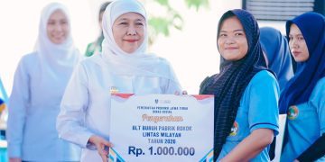 Gubernur Jawa Timur Khofifah Indar Parawansa menyalurkan Bantuan Langsung Tunai Dana Bagi Hasil Cukai Hasil Tembakau (DBHCHT) Tahun 2026 di PT Kareb Alam Sejahtera Mitra Produksi Sigaret Dander Desa Ngumpak ,Kabupaten Bojonegoro.