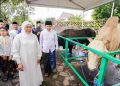 Gubernur Jawa Timur Khofifah Indar Parawansa dan Wakil Gubernur Jawa Timur Emil Elestianto Dardak di sela melaksanakan Salat Idul Adha di Masjid Nasional Al Akbar Surabaya.