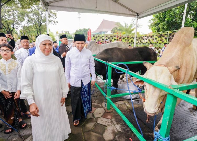 Gubernur Jawa Timur Khofifah Indar Parawansa dan Wakil Gubernur Jawa Timur Emil Elestianto Dardak di sela melaksanakan Salat Idul Adha di Masjid Nasional Al Akbar Surabaya.
