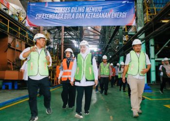 Gubernur Jawa Timur Khofifah Indar Parawansa saat meninjau proses produksi gula di Pabrik Gula (PG) Ngadirejo, Kabupaten Kediri.