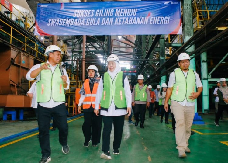 Gubernur Jawa Timur Khofifah Indar Parawansa saat meninjau proses produksi gula di Pabrik Gula (PG) Ngadirejo, Kabupaten Kediri.