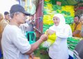 Gubernur Jatim Khofifah Indar Parawansa di pasar murah di lapangan Perumnas Mojoranu, Kecamatan Dander, Kabupaten Bojonegoro.