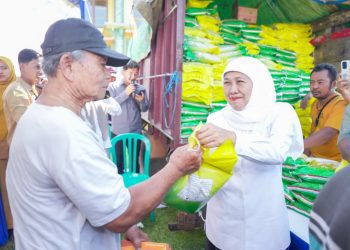 Gubernur Jatim Khofifah Indar Parawansa di pasar murah di lapangan Perumnas Mojoranu, Kecamatan Dander, Kabupaten Bojonegoro.