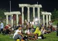 Pemkot Surabaya menghadirkan perpaduan seni tradisional, hiburan modern, dan wisata kuliner rakyat dalam satu panggung terbuka di Tugu Pahlawan.