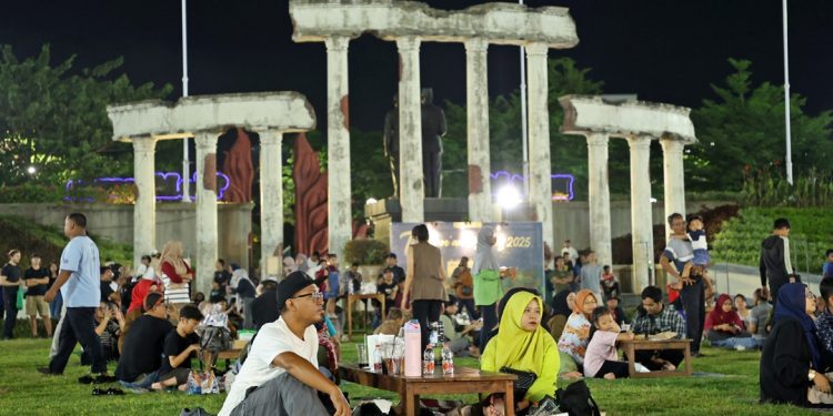 Pemkot Surabaya menghadirkan perpaduan seni tradisional, hiburan modern, dan wisata kuliner rakyat dalam satu panggung terbuka di Tugu Pahlawan.