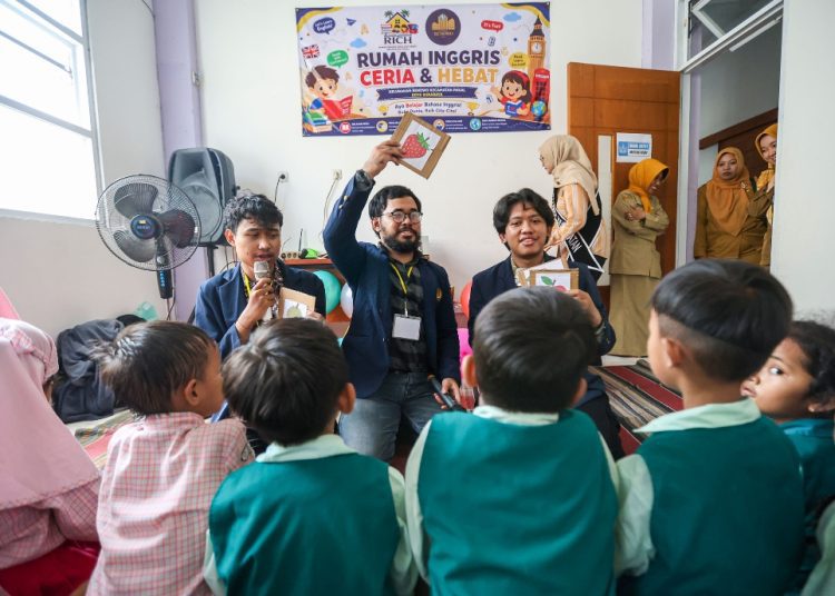 Program Rumah Inggris Ceria dan Hebat di Kecamatan Pakal.