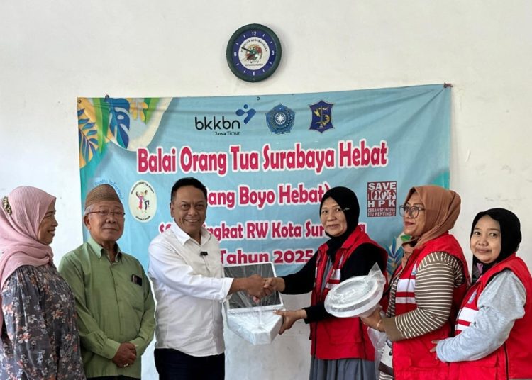 Anas Karno, turun langsung membantu Posga RW 03 Penjaringansari, Rungkut,.
