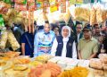 Gubernur Khofifah saat meninjau ketersediaan bahan pokok di Pasar Klojen Malang.