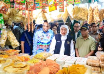 Gubernur Khofifah saat meninjau ketersediaan bahan pokok di Pasar Klojen Malang.
