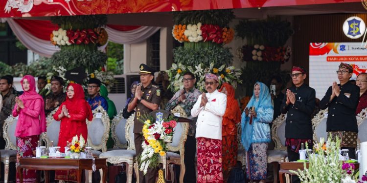 Upacara Hari Jadi Kota Surabaya (HJKS) ke-733 di Halaman Balai Kota Surabaya.