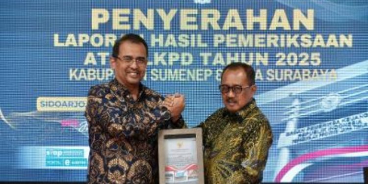 Penyerahan opini Wajar Tanpa Pengecualian (WTP) dari Badan Pemeriksa Keuangan (BPK) Jawa Timur atas laporan keuangan Pemkot Surabaya tahun 2025.
