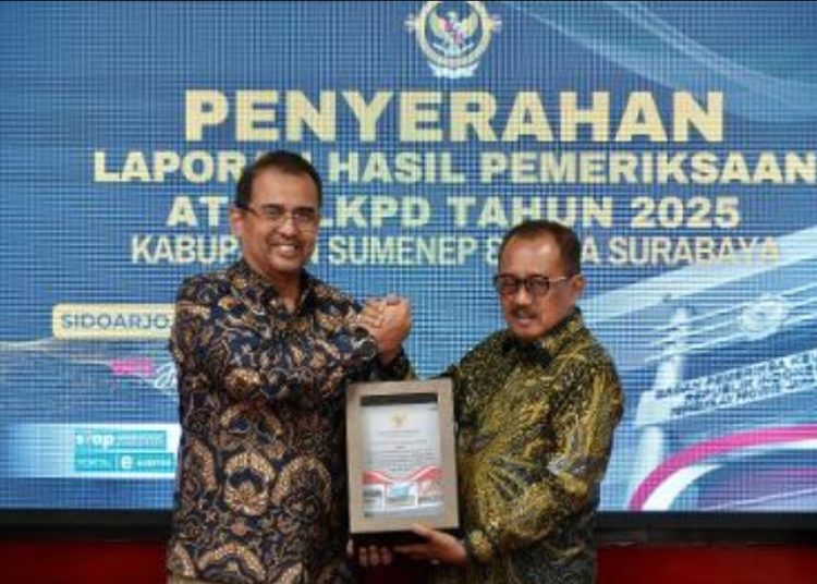 Penyerahan opini Wajar Tanpa Pengecualian (WTP) dari Badan Pemeriksa Keuangan (BPK) Jawa Timur atas laporan keuangan Pemkot Surabaya tahun 2025.
