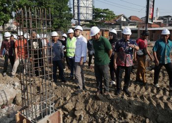 Wali Kota Surabaya Eri Cahyadi saat meninjau revitalisasi Pasar Keputran Selatan.