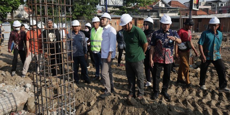 Wali Kota Surabaya Eri Cahyadi saat meninjau revitalisasi Pasar Keputran Selatan.