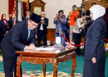 Pengukuhan Kepala Perwakilan Badan Kependudukan dan Keluarga Berencana Nasional (BKKBN) Provinsi Jawa Timur, Shodiqin, di Gedung Negara Grahadi Surabaya.