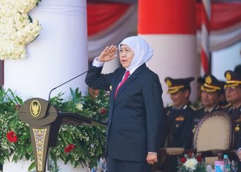 Gubernur Jawa Timur Khofifah Indar Parawansa menjadi Inspektur Upacara Peringatan Hari Lahir Pancasila Tahun 2026 yang digelar di Gedung Negara Grahadi Surabaya.