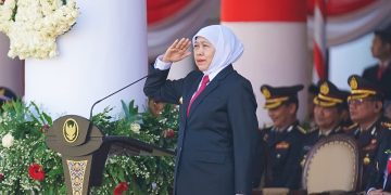 Gubernur Jawa Timur Khofifah Indar Parawansa menjadi Inspektur Upacara Peringatan Hari Lahir Pancasila Tahun 2026 yang digelar di Gedung Negara Grahadi Surabaya.