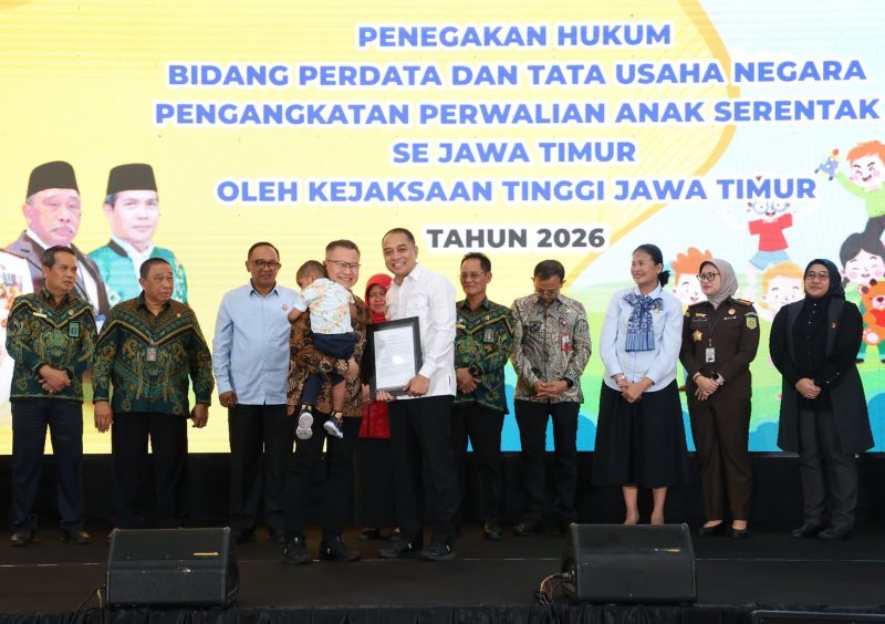 Wali Kota Surabaya Eri Cahyadi secara simbolis menyerahkan hak perwalian anak. Ia berpesan kepada para wali asuh agar merawat dan menyayangi anak-anak tersebut layaknya anak kandung sendiri.